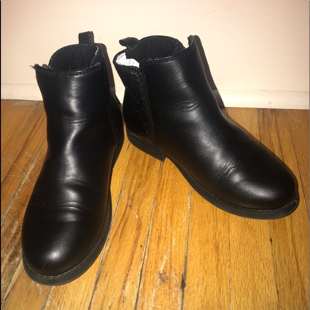 Gymboree girls booties, size 2, worn twice